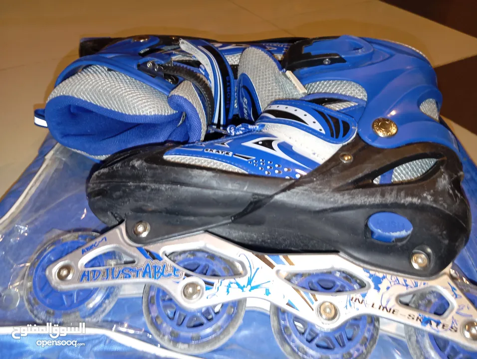 بوت عجال (سكيت - skate ) مستعمل لمده بسيطه  مع شنطة السكيت  مناسب من نمره 39 - 43 / يتوسع.