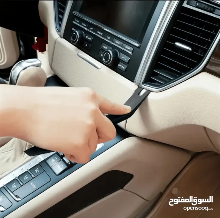 قطع فك ديكور السيارة من الداخل بكل سلاسة و اريحية دون تكسير اي كلبسات