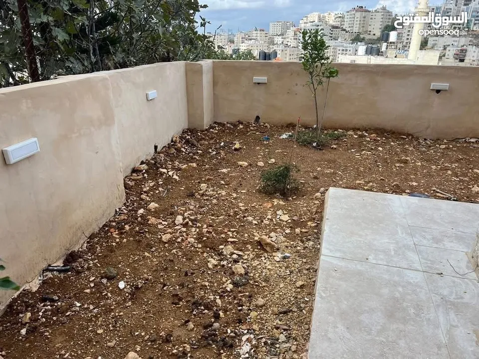 شقه للبيع قرب شا ع ركب والكلية الاهليه مساحه 110م مع حديقه 100م