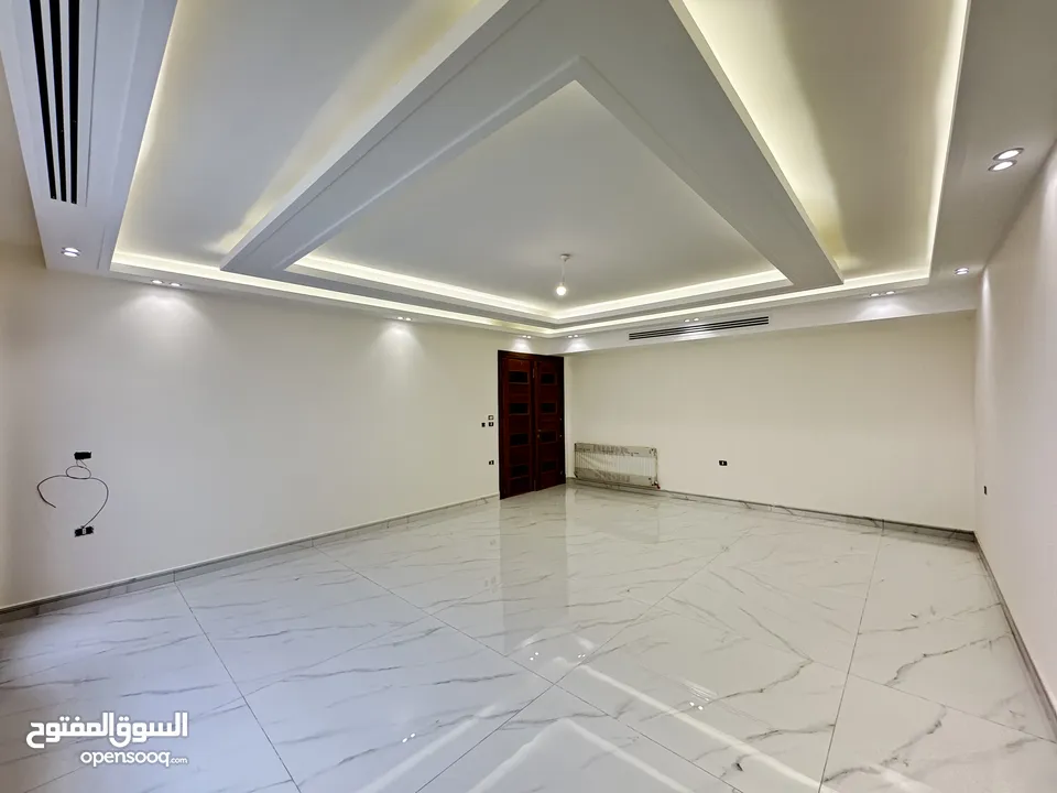 شقة شبه ارضي مساحة 200م وحديقة 250م مميزة للبيع بخلدا بسعر مميز تشطيبات مميزة (مشروع 111)