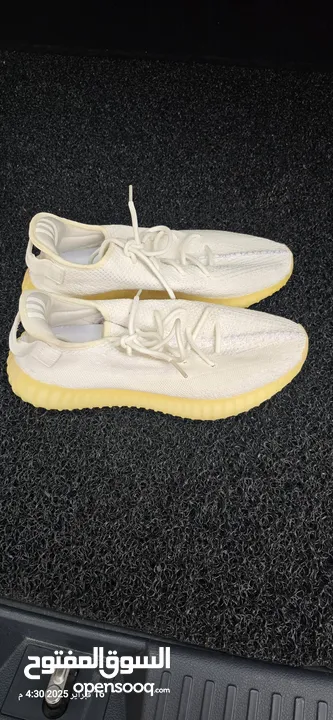 shoes Adidas Yeezy original 43وثلث الابيض اصلي والرمادي قياس 44 كوبي  بحاله ممتازه كانه جديد .