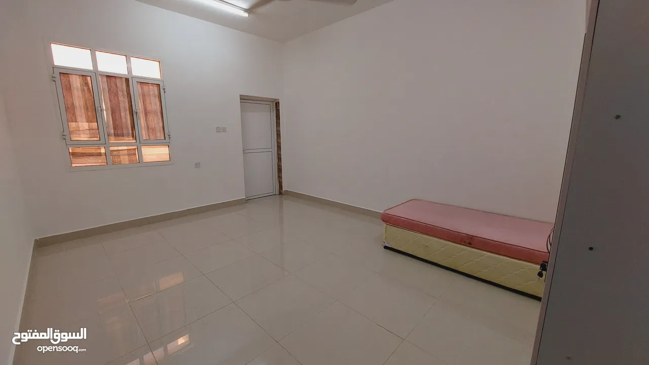 غرفة مؤثثه في سكن راقي للشباب العمانين (شامل الخدمات )
