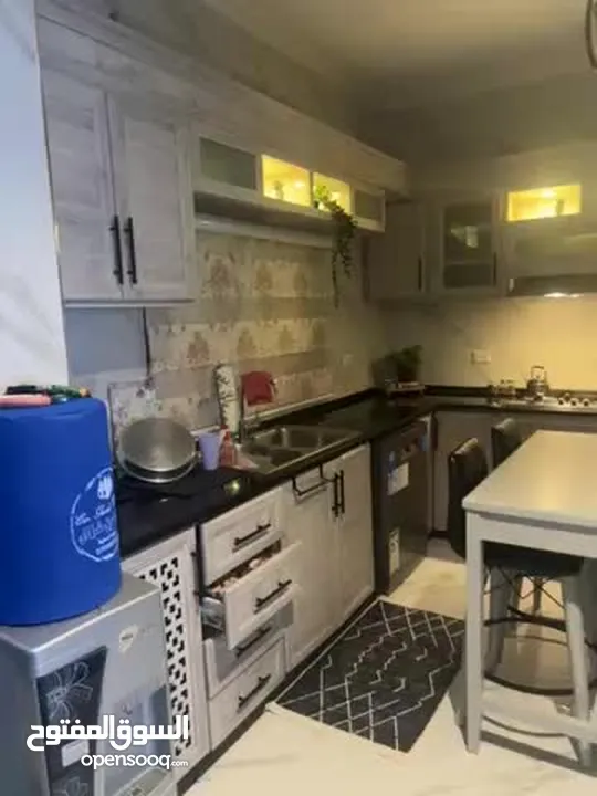 شقه فاخره للبيع  من المالك مباشره  سعر قابل للتفاوض بشيء بسيط مميزه جدا جدا  مع غرفه خارجيه و حديقه