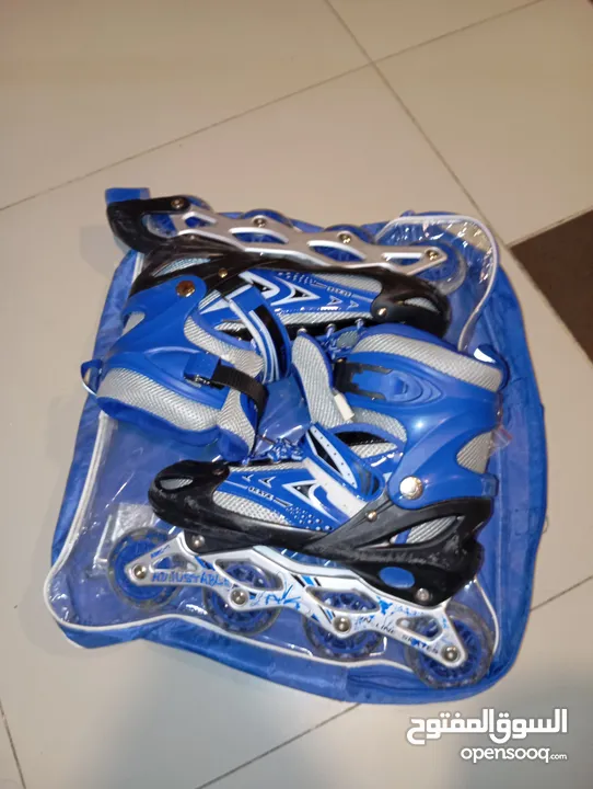 بوت عجال (سكيت - skate ) مستعمل لمده بسيطه  مع شنطة السكيت  مناسب من نمره 39 - 43 / يتوسع.