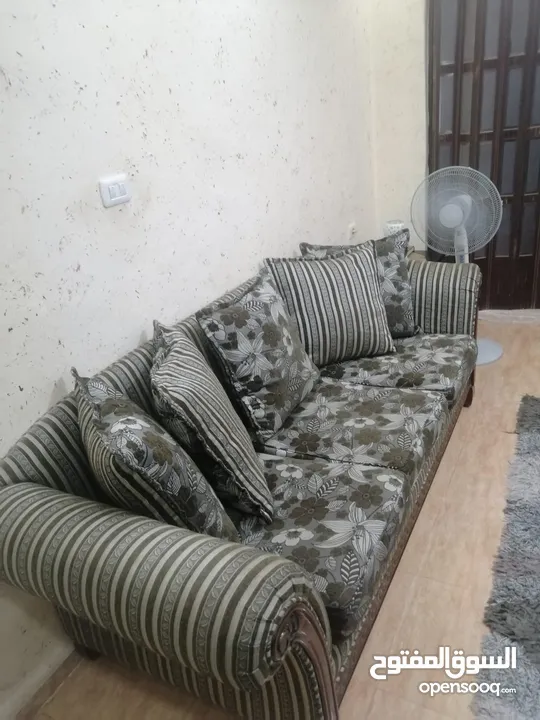طقم كنب سبع مقاعد نظيف واستعمال بسيط مع ثلاث طاولات وسط بحاله جيده