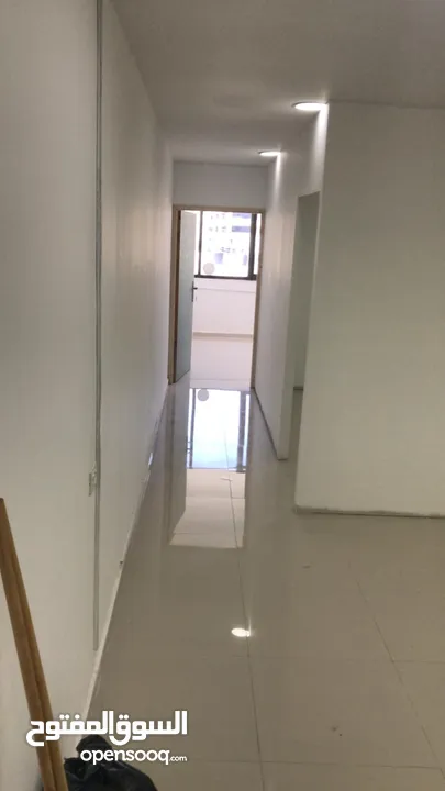 مكتبين جنب بعض