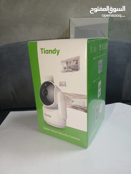 كاميرا مراقبةمنزلية من شركة tiandy العالمية بتصميم عصري وتدعم تطبيق على الواي فاي لتسهيل الاستخدام.