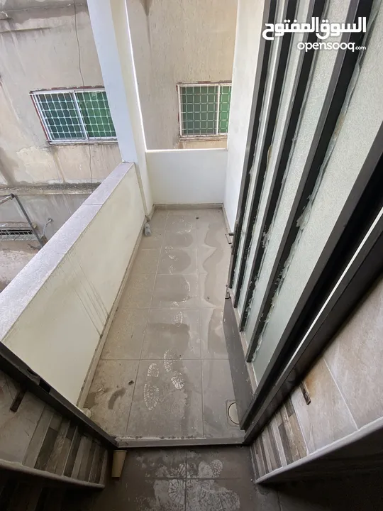 شقة جديدة للبيع بالزرقاء مقابل مستشفى الامير هاشم