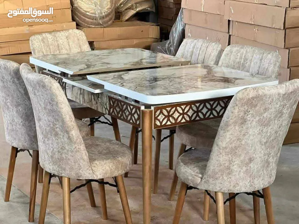 نقدم لكِ/لكِ طاولة طعام مستطيلة رائعة مع 6 كراسي، مصممة لتلبية جميع احتياجاتكِ/احتياجاتكِ