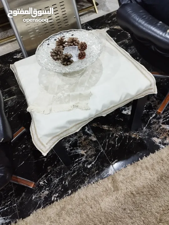 طاولة وسطية معدن وزحاج وتنين جانبيات خشب اسود ايكيا وسجلونتين ثلاثية  بتفتح بكس ثنائية وكرسين انتيكا