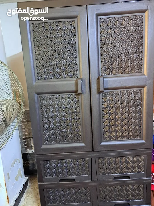 عفش نظيف بداعي الترحيل للبيع المستعجل بسعر جيدمكون من خزانه وكومدينه عدد 2وتخت مجوز مع فرشه