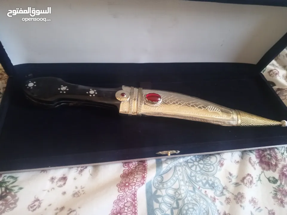 مقتنيات فريده خناجر فولاذيه مصنوعه بحرفيه ومتانه وارد عمان اللهم صلي على محمد وعلى اله وصحبه اجمعين