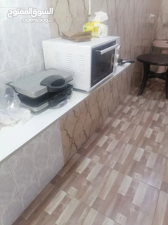 عدة مطعم فلافل كامل للبيع .