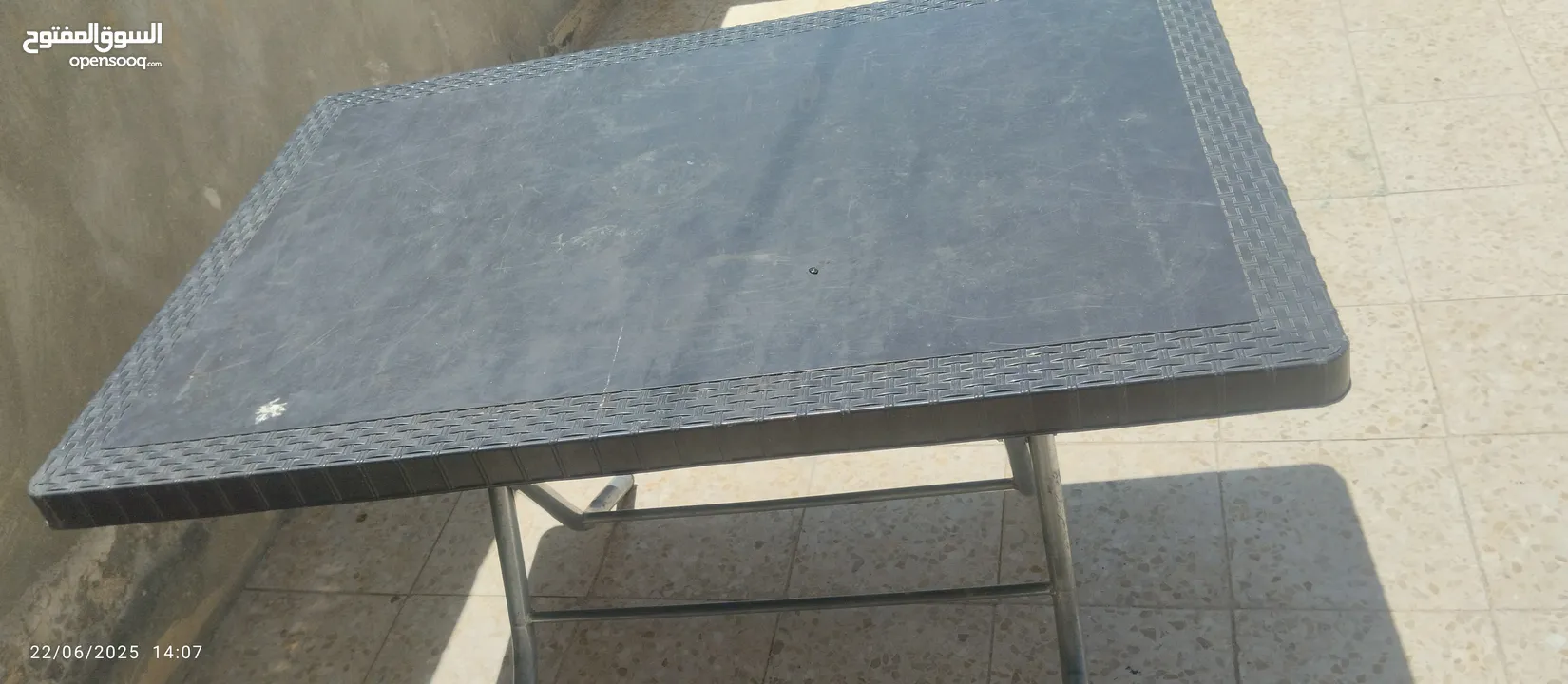 باب خشب بدون حلق وطاولة بلاستيك