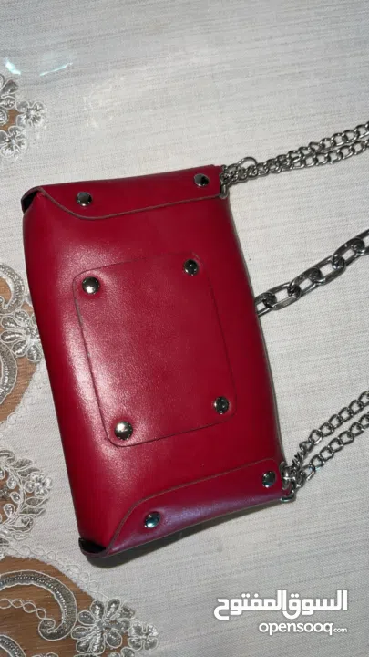 حقيبة حمراء