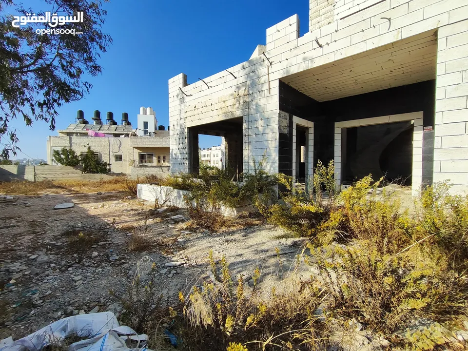 قطعه أرض عليها فيلا عظم للبيع في سطح مرحبا