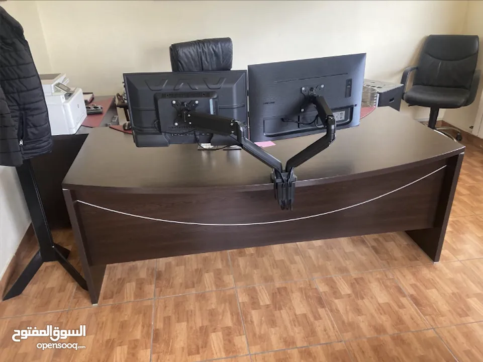 مكتب فاخر وطاولة اجتماعات وطقم غرفة نوم بحالة ممتازة للبيع