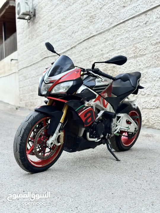 Aprilia tuono v41100cc rr  دراجه مميزه جدا تصنيف ستريت  قويه جدا 1100 سيسي  مرخصه ممشى قليل جدا جدا