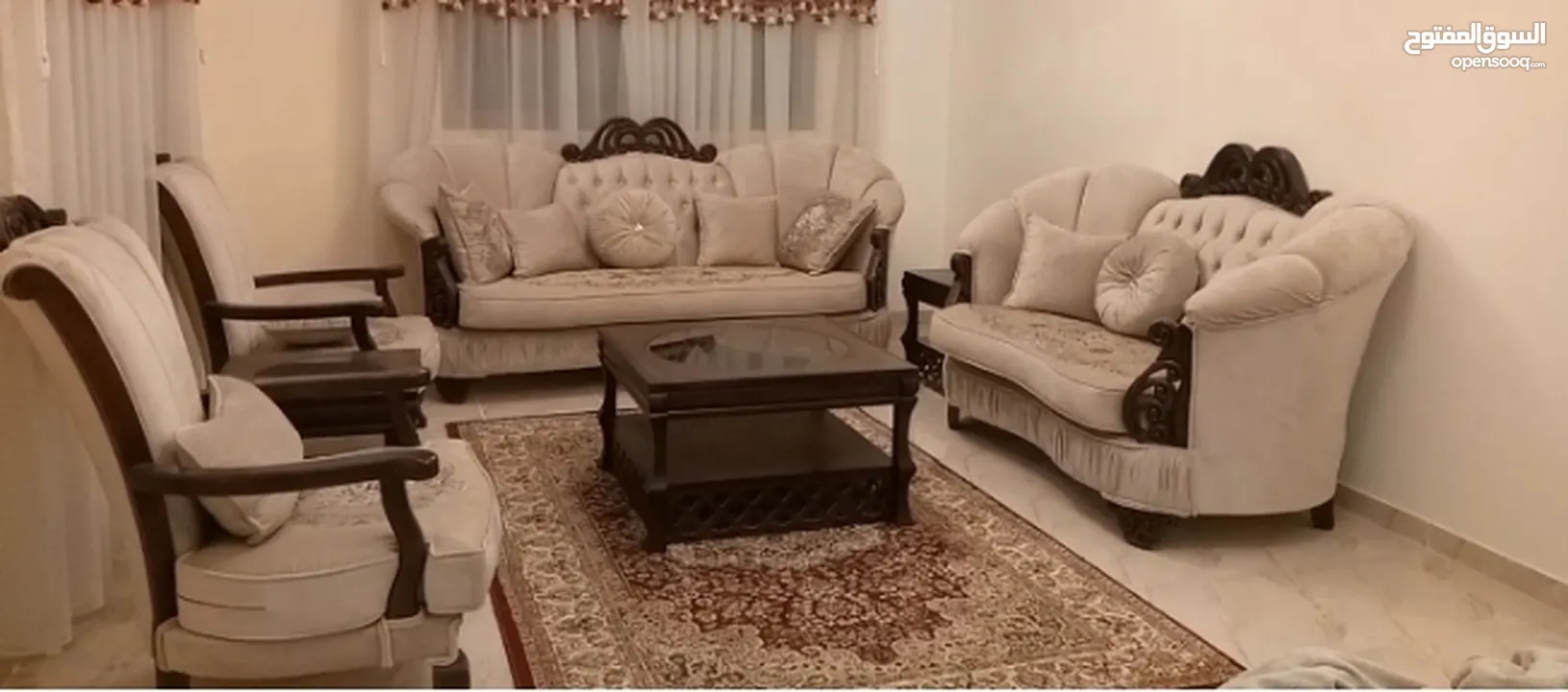 طقم كنب مصري ثقيل شبه جديد مع الطاولات ثقال للبيع