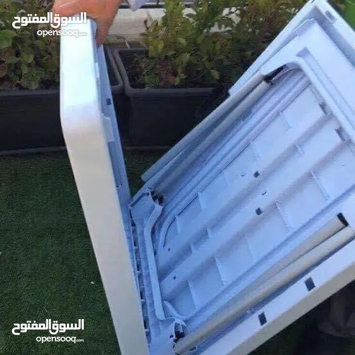 طاولة طوي خارجية وكراسي مناسبة للرحل