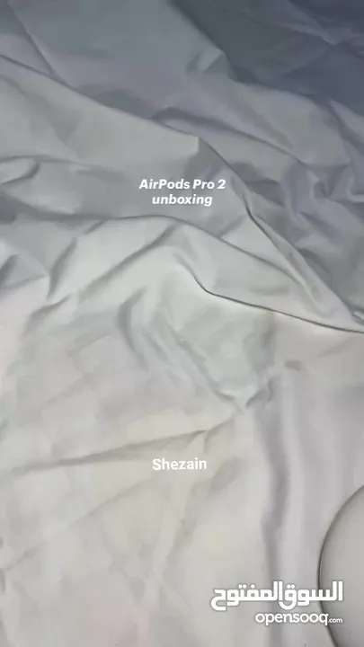 النسخة الأمريكى سيريال على العلبة ونفس السيرل محفور على البوكس و كل فردة من السماعاتAirpods pro2 USA