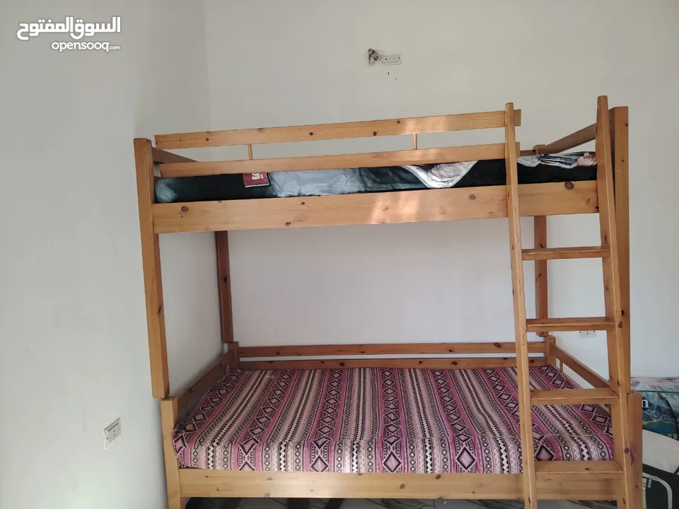 100دينار تخت خشب ثقيل  شبه جديد