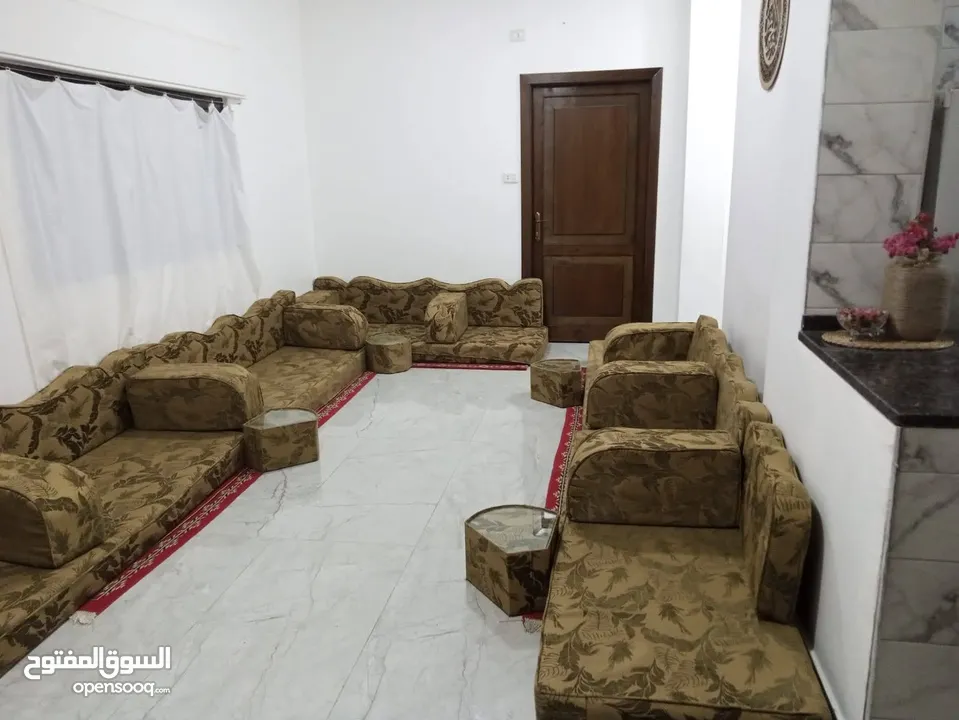 جلسة عربية بحالة جيدة جدا مع مراكي وطاولات