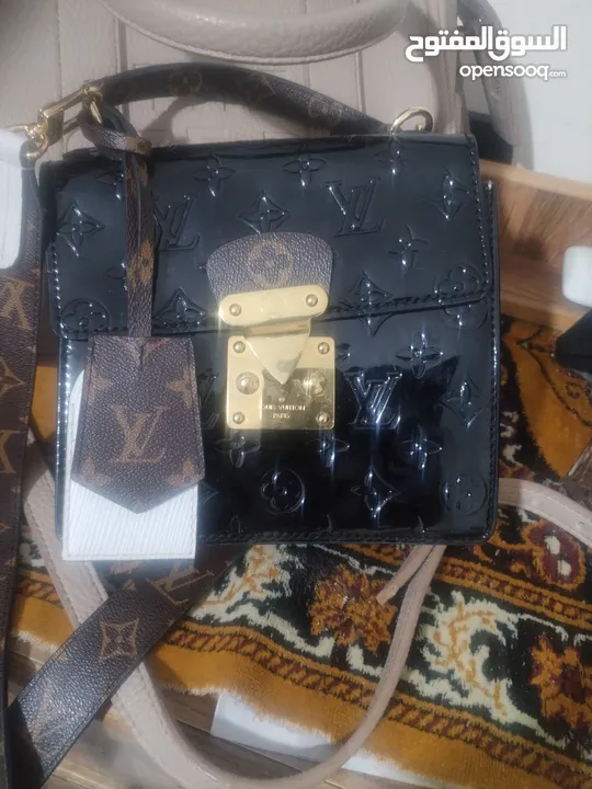 حقيبة يد نسائية ماركة LOUIS VUITTON للبيع لون اسود