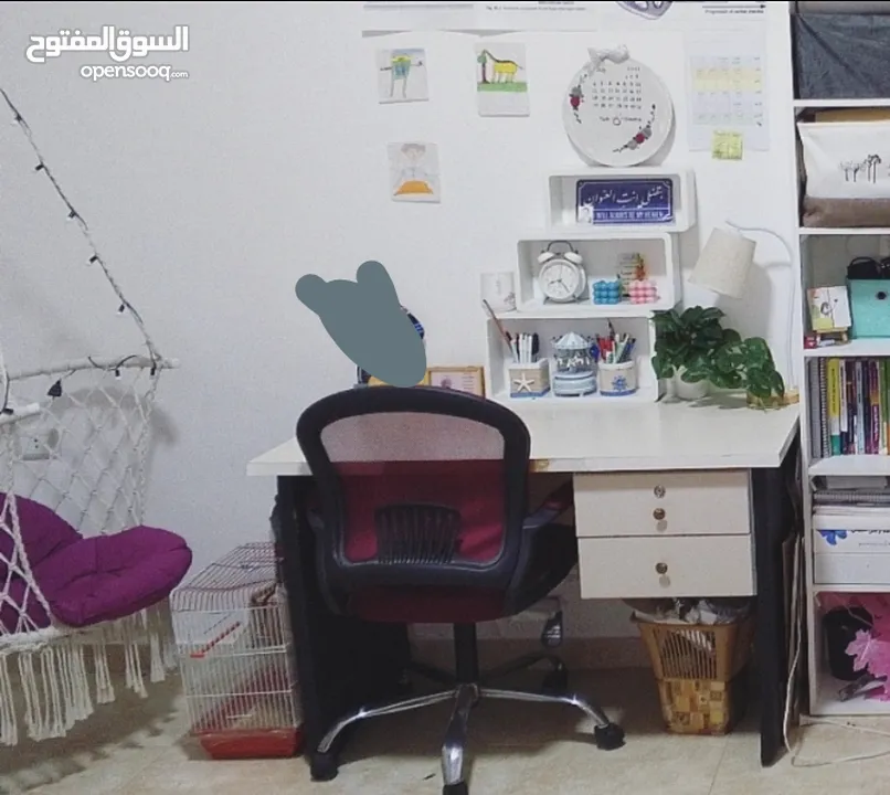 مكتب لون بيج بحالة ممتازة