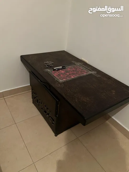 طاولة وسط مستطيل مع 4 طاولات