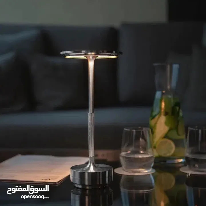 تيبل لامب لمس ألمنيوم، متعدد الألوان ودرجات الإنارة، يضفي على المكان لمسة رقي وراحة