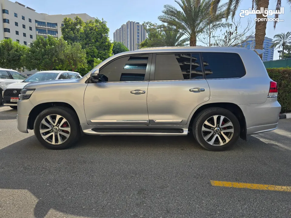 2018 لاند كروزر فل ابش 5.7 VXR - مفتاحين - فل سيرفيس - عقد صيانه مع الفطيم
