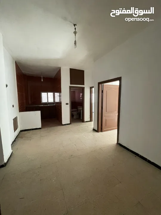 عمارة خمس شقق ومخزنين للبيع بسعر مغري