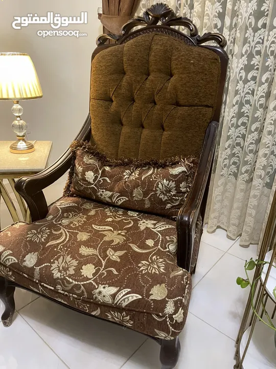 طقمين كنب للبيع بحالة ممتازة جدا للبيع بسبب ضيق المساحة