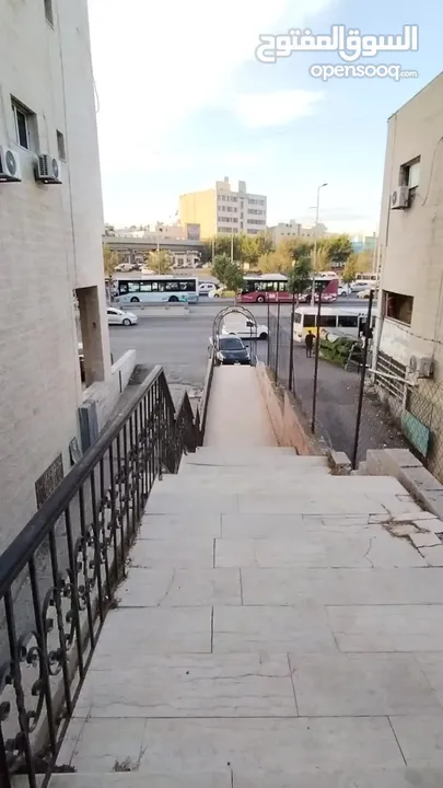 شقة استثماريه سكنية ارضية مميزة مقسمة إلى استديوهات على شارع الجامعة الأردنية مباشرة بسعر مغري