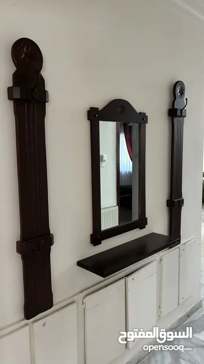 Used mirror shelf and hangers خشب فاخر جدا مراي و علاقتين و رف