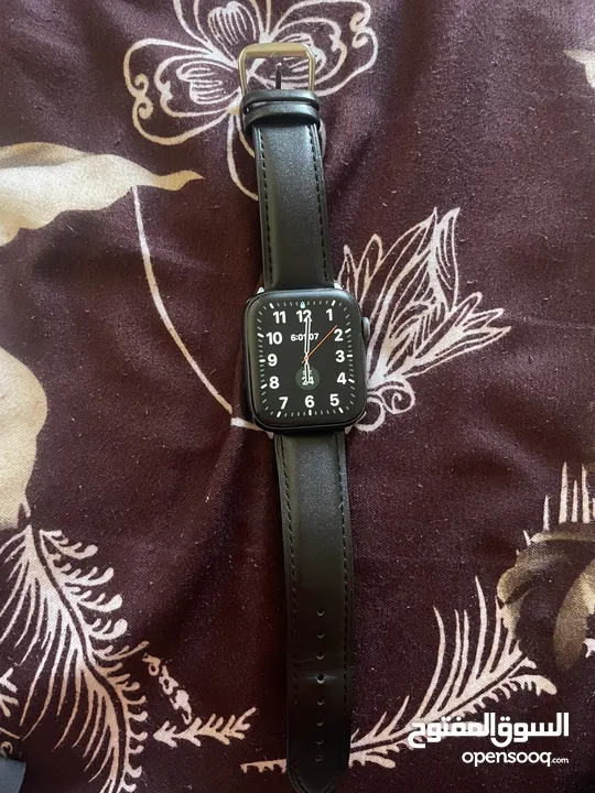 Series 6 / 44mm ما فيها اي عطل ولا خدوش الساعه ممتازه جدا  معها 3 كستك كل التفاصيل موجوده بالصور