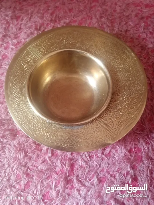 صحن  من النحاس الاصفر لوضع الشمع مزخرف فخم واثنان اصغر