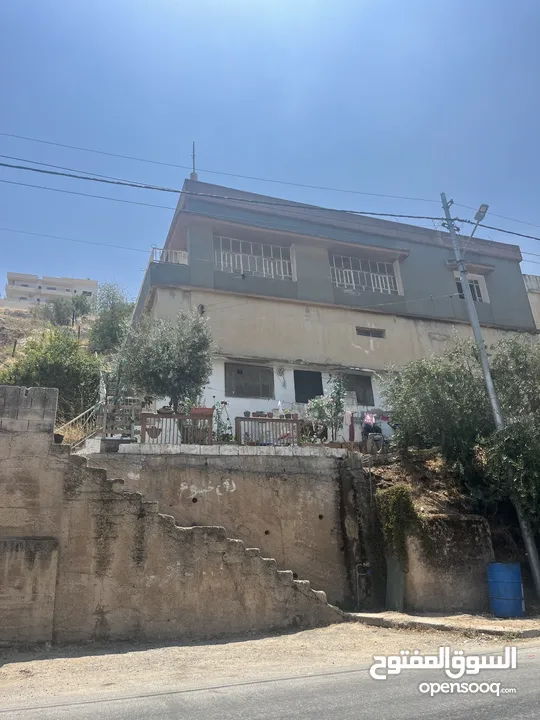 قطعة أرض مع منزل طابقين للبيع في مدينة السلط-نقب الدبور
