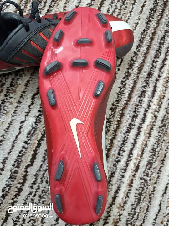 حذاء نايك T 90 رياضي اصابع لكرة القدم اصلي 100 % جديد غير مستخدم نهائيا بحالة الشركة  مقاس 45