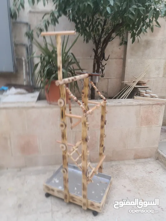 ستاندات ببغاء أحجام وأشكال مختلفة من الخشب ومن المعدن متحركه بعجلات وبدون مع صينية واكواخ كلاب
