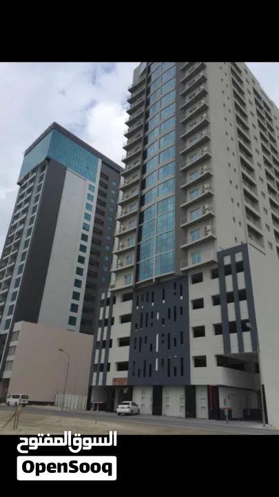 شقة فاخرة مؤثثة كامل ببرج بالجفير  تعطي اقامة دائمة للاجانب  بها كافة الامكانيات