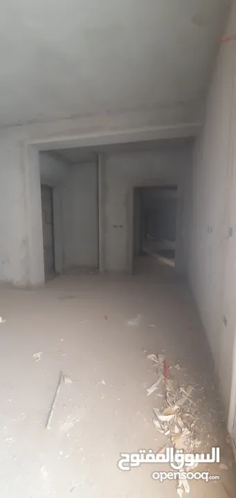 شقة جديدة حجم كبيرة نص تشطيب للبيع في مدينة طرابلس منطقة رأس حسن  بعد كباب العريبي علي يمين