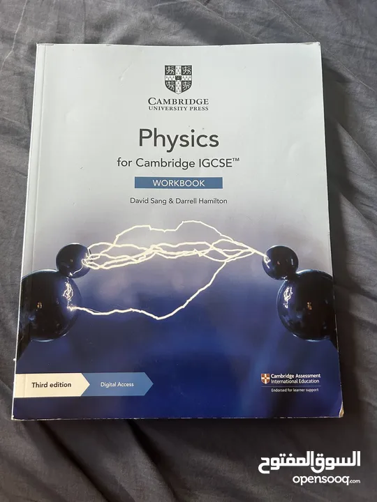 كتاب فيزياء workbook  نظام بريطاني igcse  بحالة اقرب للجديد