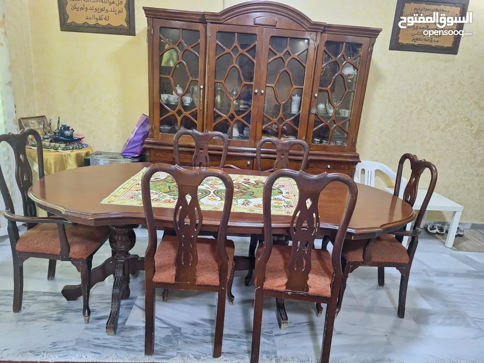 طقم كنب وطاوله سفره مع الكراسي للبيع