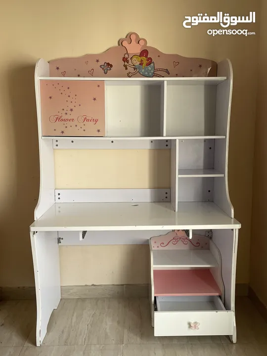 Used girl’s stylish studying desk