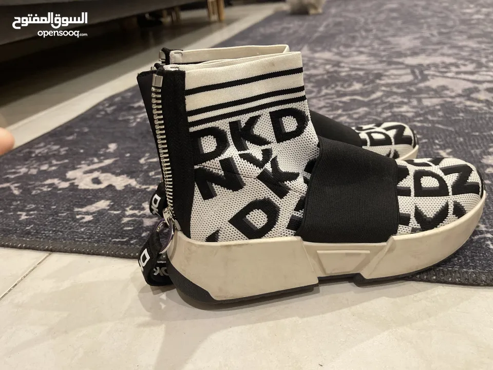 حذاء Dkny37.5 ابيض وأسود بسحاب