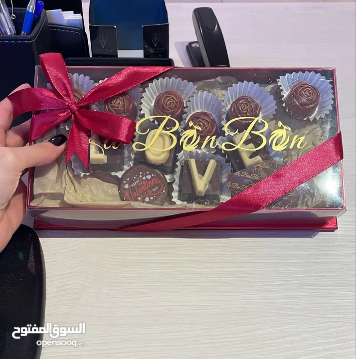 شوكولاته كريمينو بالبندق الني المحضر يدويا ، شوكولاته ايطالية تستحق التجربة ، رح تعشقها من اول لقمة