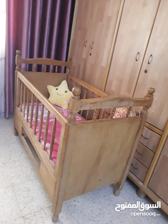تخت أطفال زان بالكامل بحال الجديد...................................................................