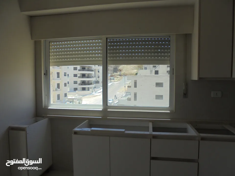 شقة خلف مديرية الامن العام وجامعة البتراء 200م مربع للبيع (3 دقائق عن شارع المطار)